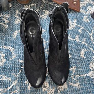 7 women’s guess heels with cute bow back